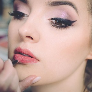 Becoming a Make-up Specialist at Holiday Time Can be Fun